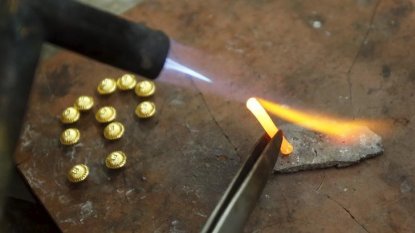 Vàng giảm giá nhưng vẫn gần mức cao nhất 1 tuần do lạm phát cao